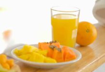 Jugo tropical de papaya y mango Jugo tropical de papaya y mango