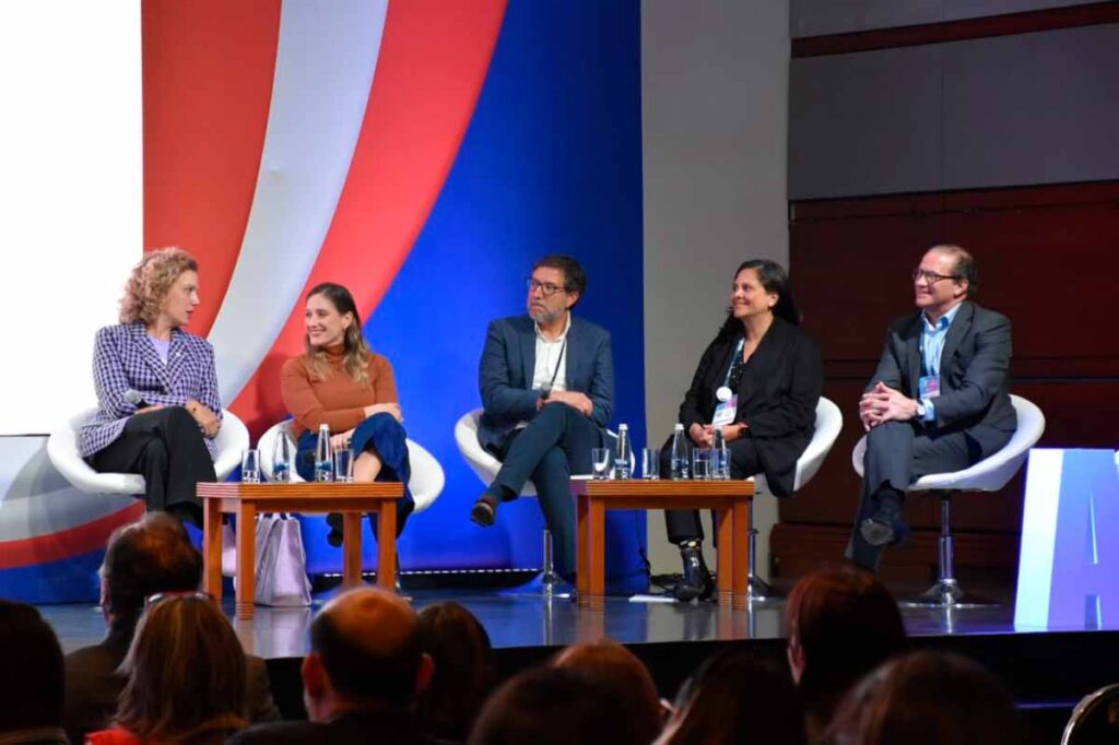 Panel: Gobernanza, límites y desarrollo humano: Humberto Enrique Rodríguez Cobo, Mariajosé Quiceno Suárez, Rodrigo Alonso Torres Ayala, María Paula Duque, Ximena Duque Alzate y Natalia Guerra.