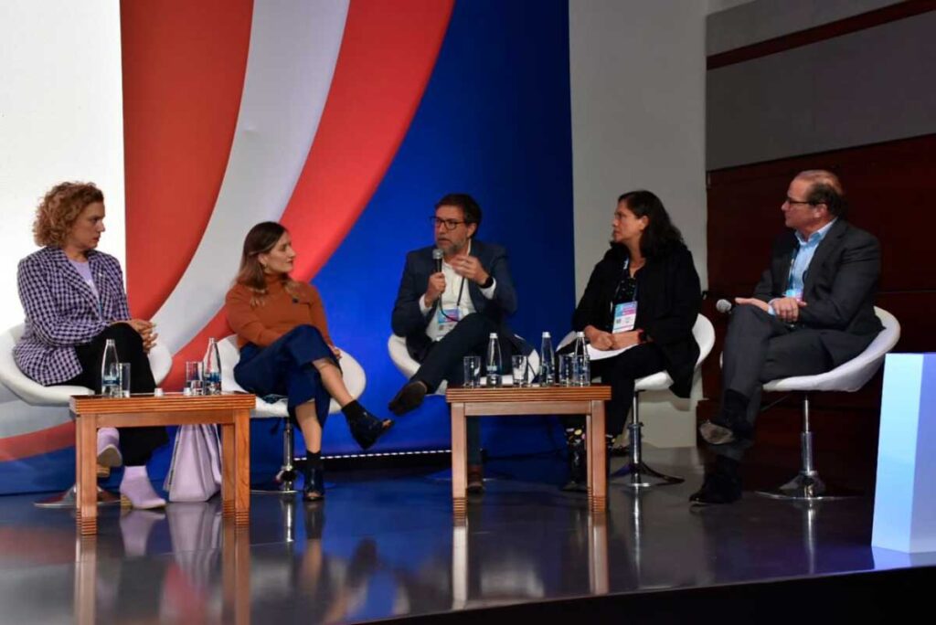 Panel: Gobernanza, límites y desarrollo humano: Humberto Enrique Rodríguez Cobo, Mariajosé Quiceno Suárez, Rodrigo Alonso Torres Ayala, María Paula Duque, Ximena Duque Alzate y Natalia Guerra.