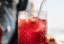 Refresco de Flor de Jamaica: Un refrescante jugo con un toque de jengibre y especias Refresco de Flor de Jamaica o Sorrel