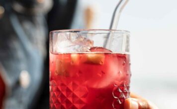 Refresco de Flor de Jamaica: Un refrescante jugo con un toque de jengibre y especias Refresco de Flor de Jamaica o Sorrel