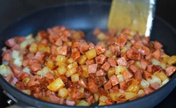 Salchichas con Papas al Chipotle Salchichas con Papas al Chipotle