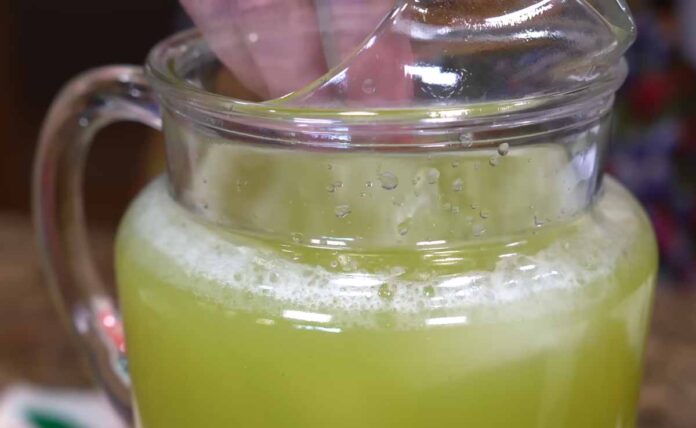 Agua fresca de limón entero con hierbabuena